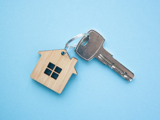 Portachiavi in legno a forma di casa per rappresentare Come vendere una casa 4 dritte importanti
