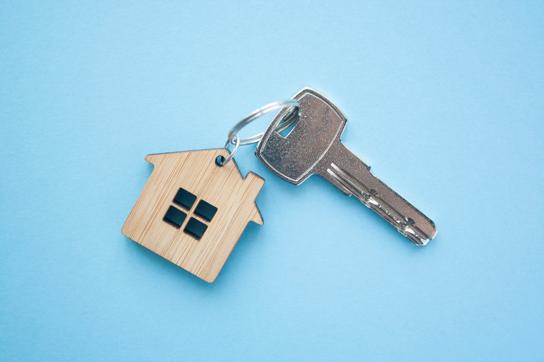Portachiavi in legno a forma di casa per rappresentare Come vendere una casa 4 dritte importanti