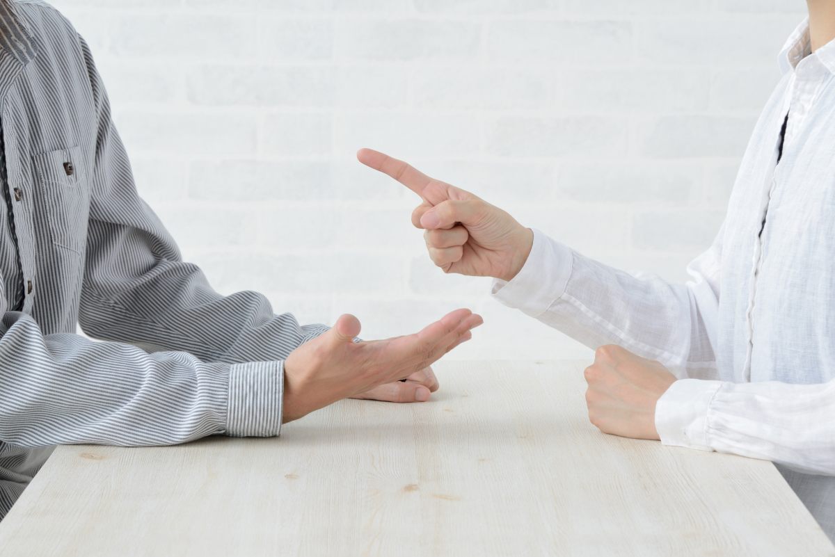 mani di persone che discutono su spese impreviste casa in affitto