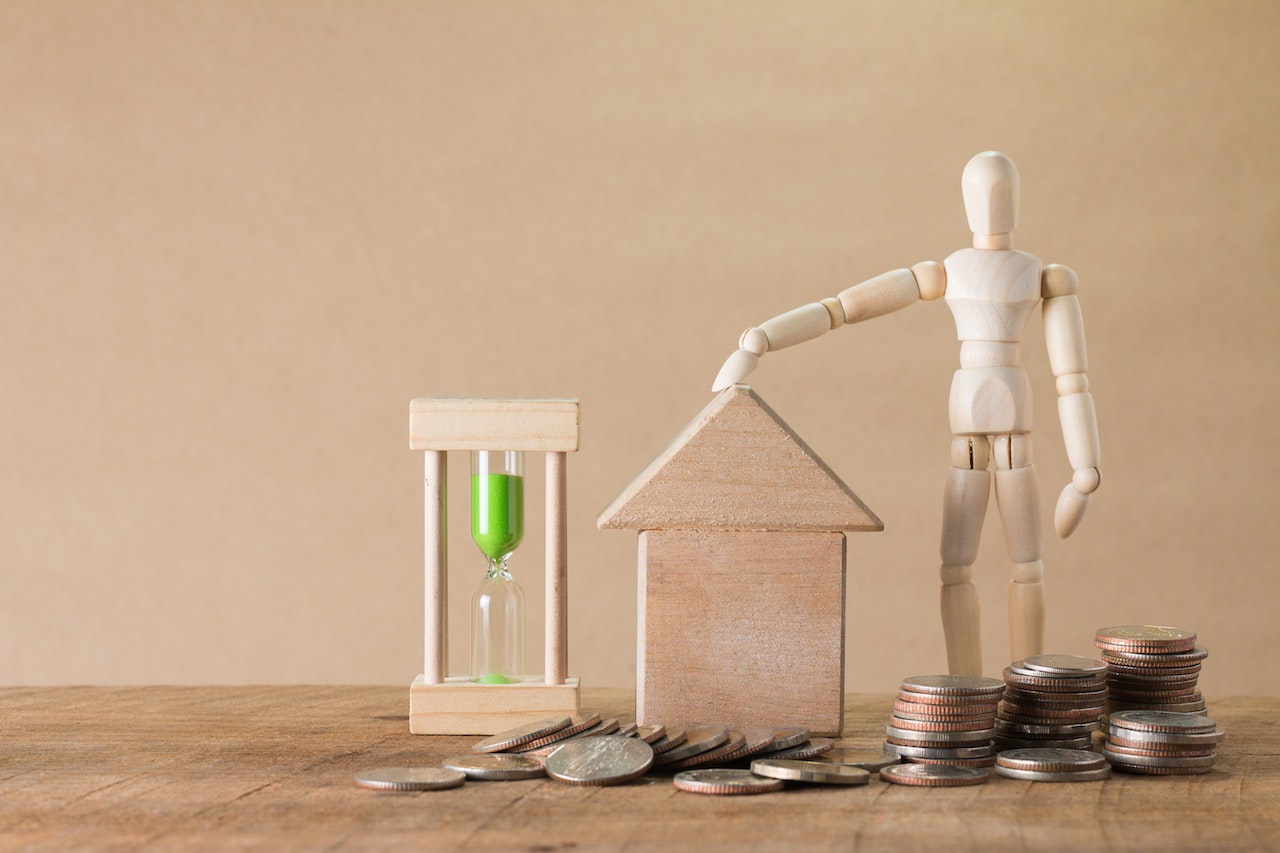 elementi in legno come casa clessidra soldi per raffigurare bonus prima casa