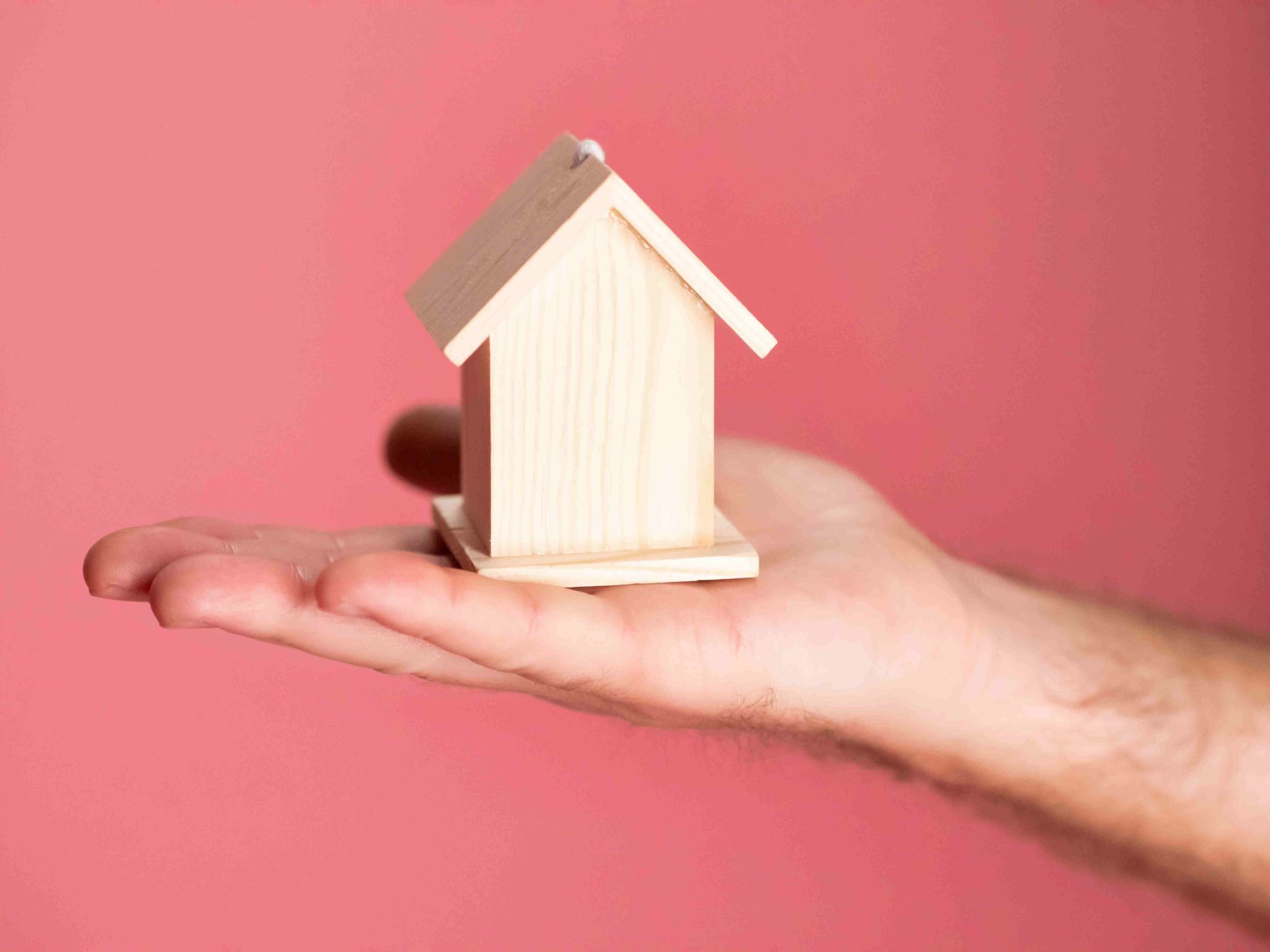 mano che tiene casetta di legno per rappresentare nuda proprietà