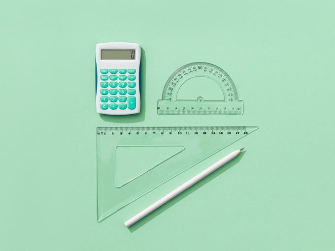 squadra e calcolatrice per rappresentare il calcolo del valore catastale